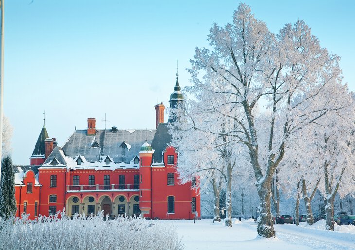 slott i vinterskrud med frostigt träd. Perfekt för julmarknad med mysig stämning.
