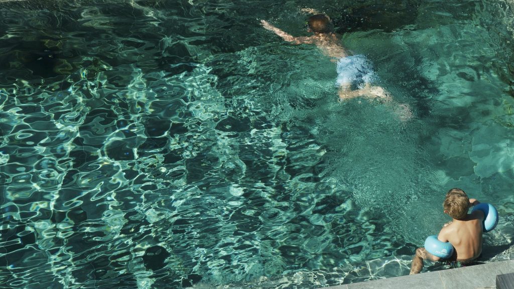 barn i spa, barn som leker och plaskar i pool